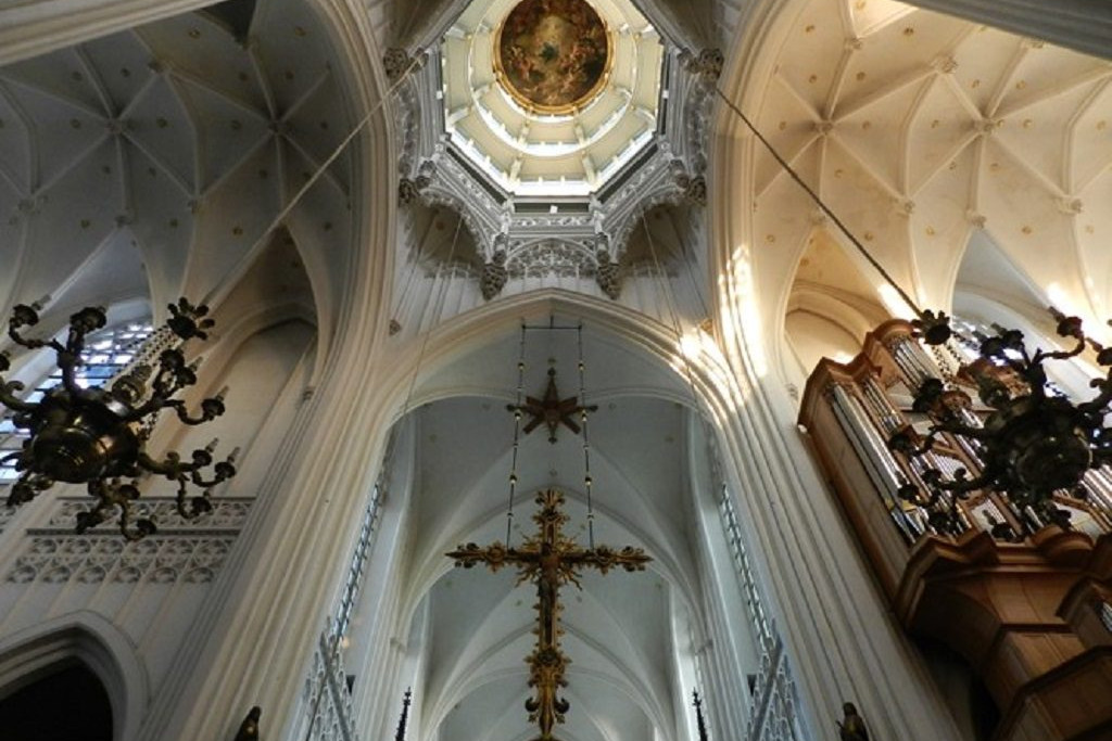 Binnenzicht van de vieringstoren van Onze-Lieve-Vrouw-Ten-Hemel-Opgenomen-kathedraal van Antwerpen