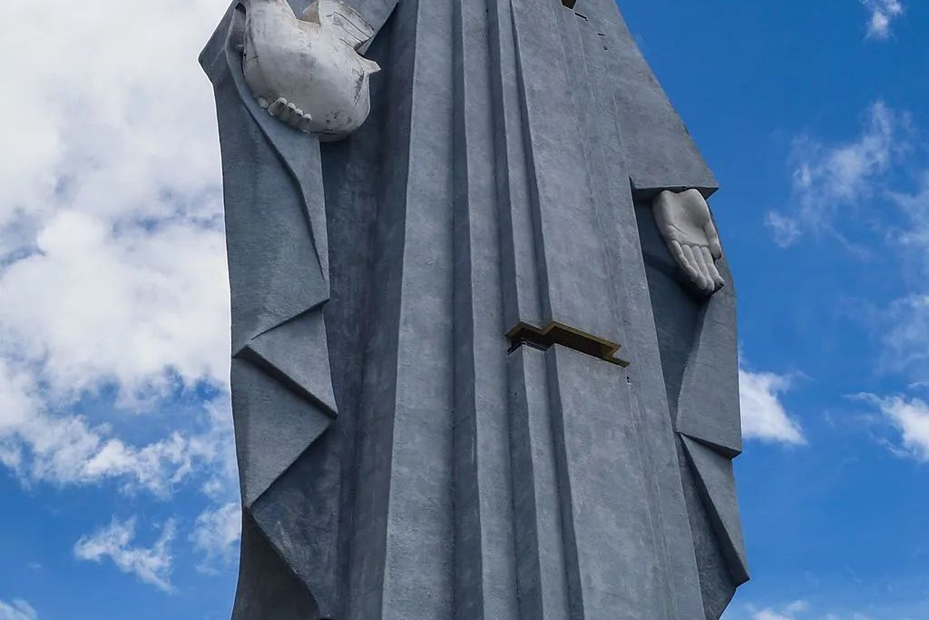 Het monument van de Virgen de le Paz is 50 meter hoog