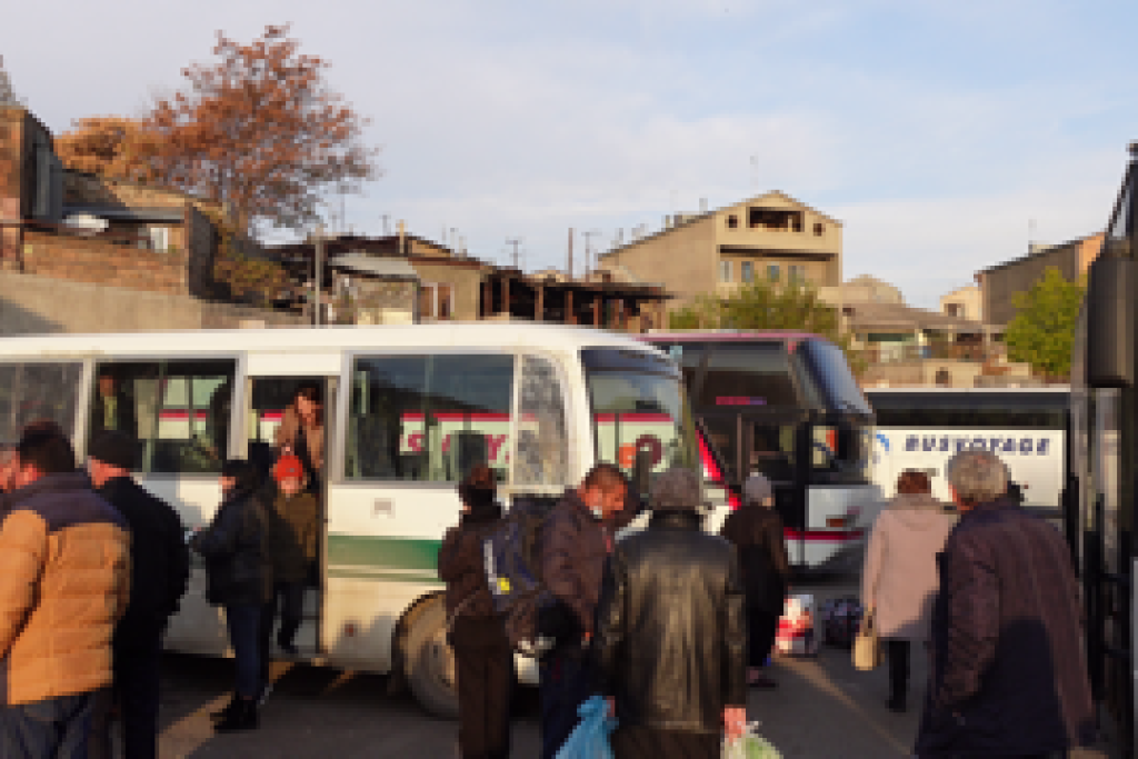 Ouderen, vrouwen en kinderen keren met bussen vanuit Jerevan terug naar Stepanakert