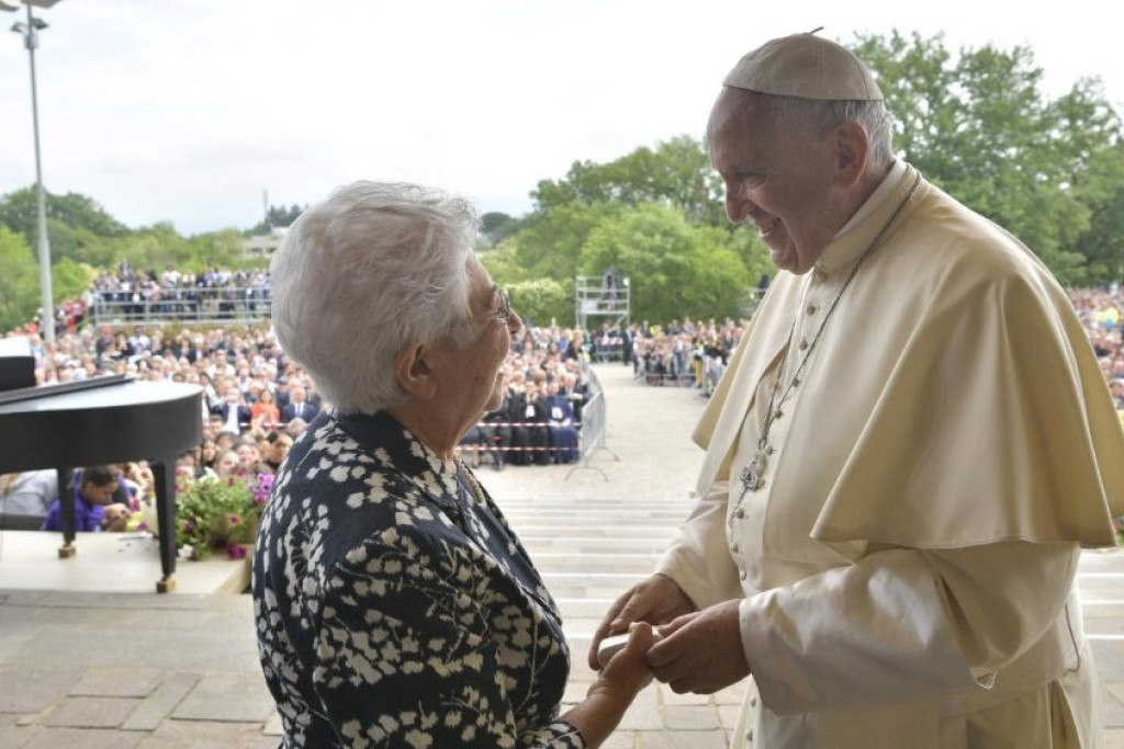 Paus Franciscus wordt begroet door Maria Voce