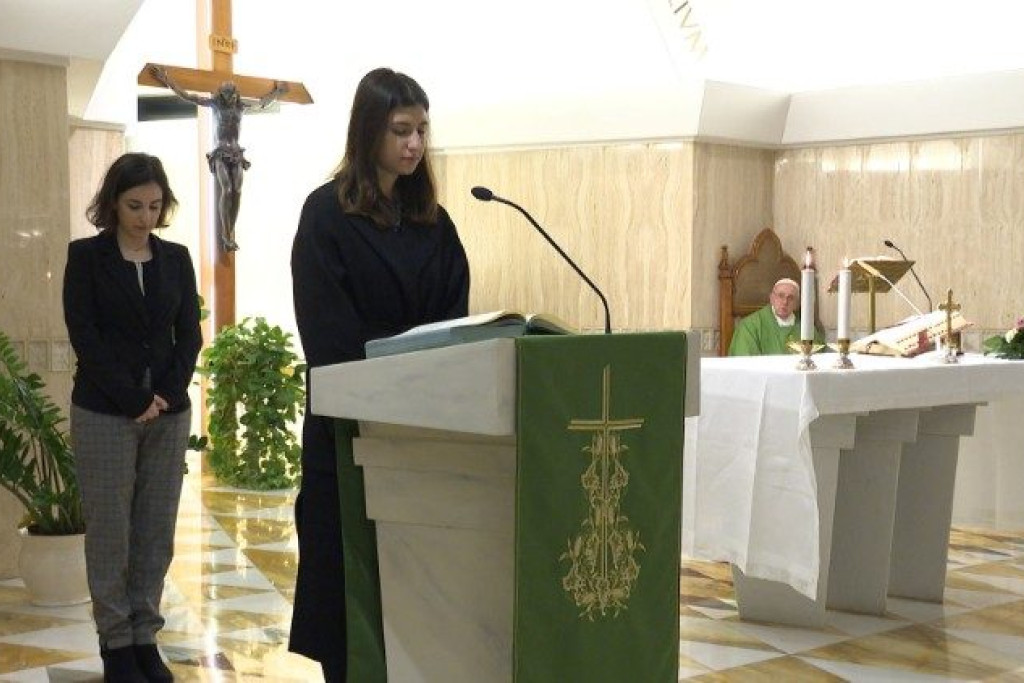 Vrouwelijke lectoren in een eucharistieviering met paus Franciscus in de kapel van het Santa Martahuis