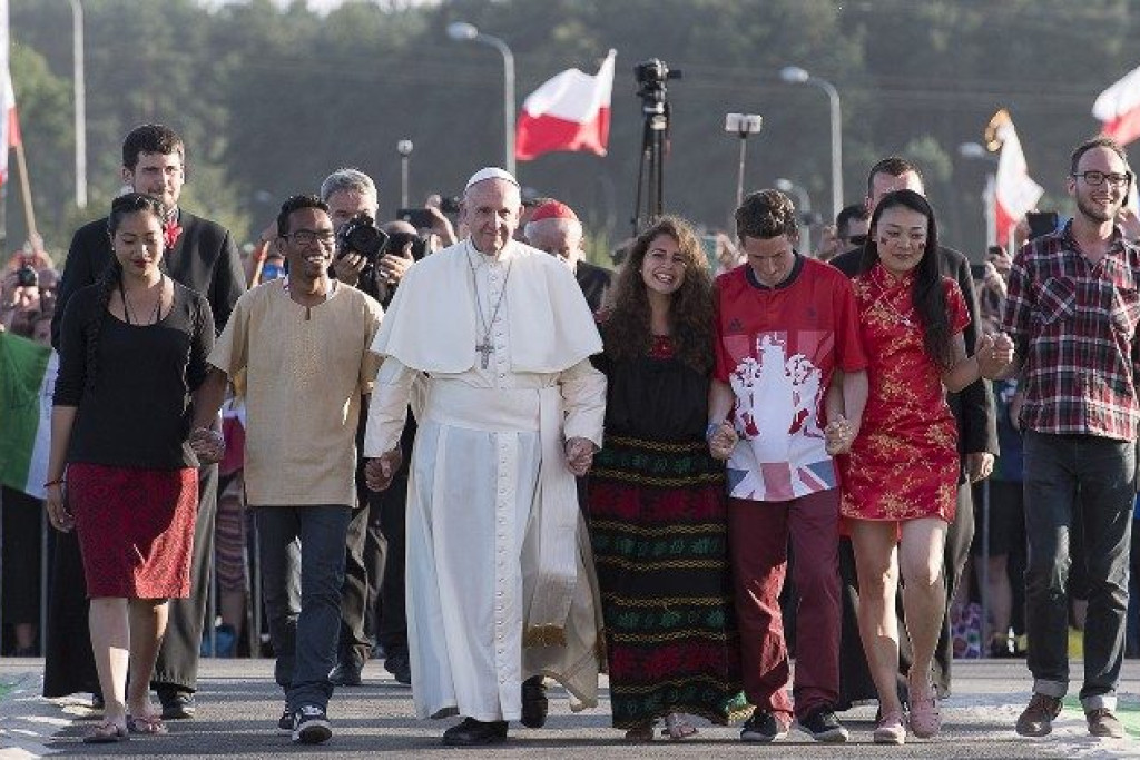Paus Franciscus met enkele jongeren tijdens de Wereldjongerendagen van 2016 in Krakau, Polen