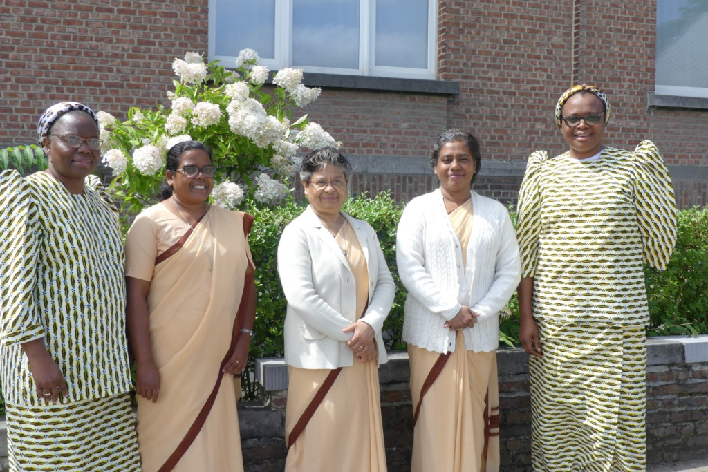 1.	Het nieuwe Algemeen Bestuur: van links naar rechts: zr. Angélique, zr. Suman, zr. Lucy Jacob, algemeen overste, zr. Mary Joseph en zr. Béatrice