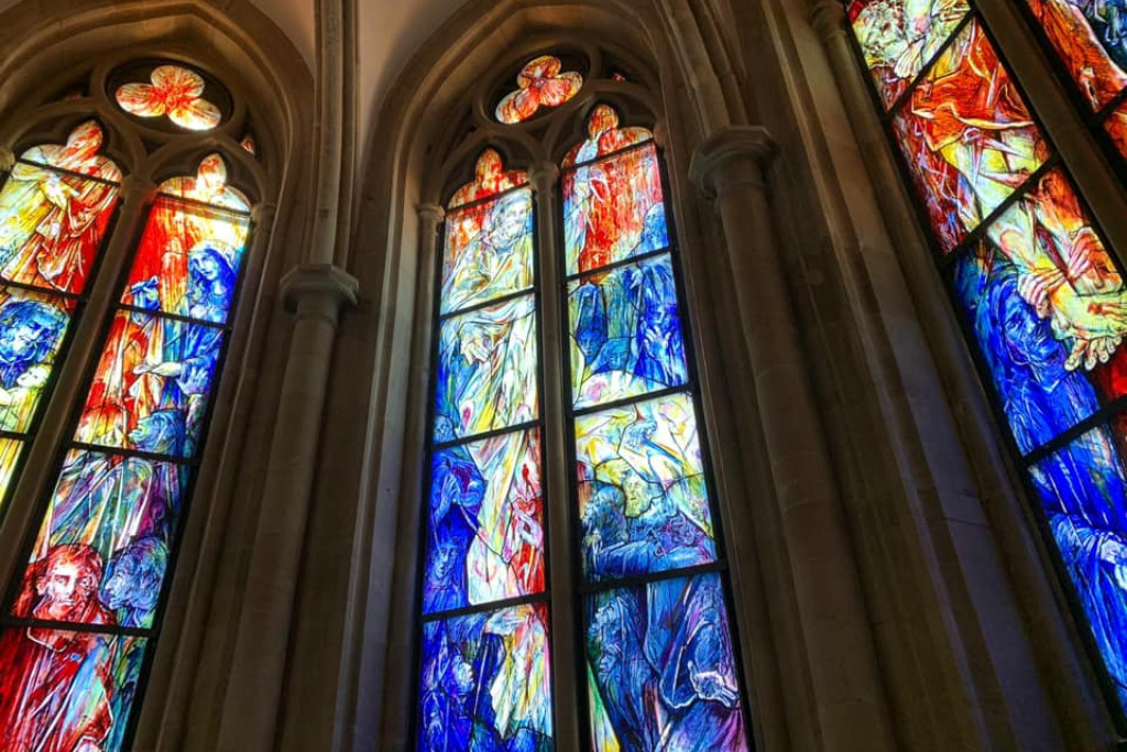 Glasramen van de Afghaans-Duitse kunstenares Mahbuba Maqsoodi in de abdijkerk van Tholey.