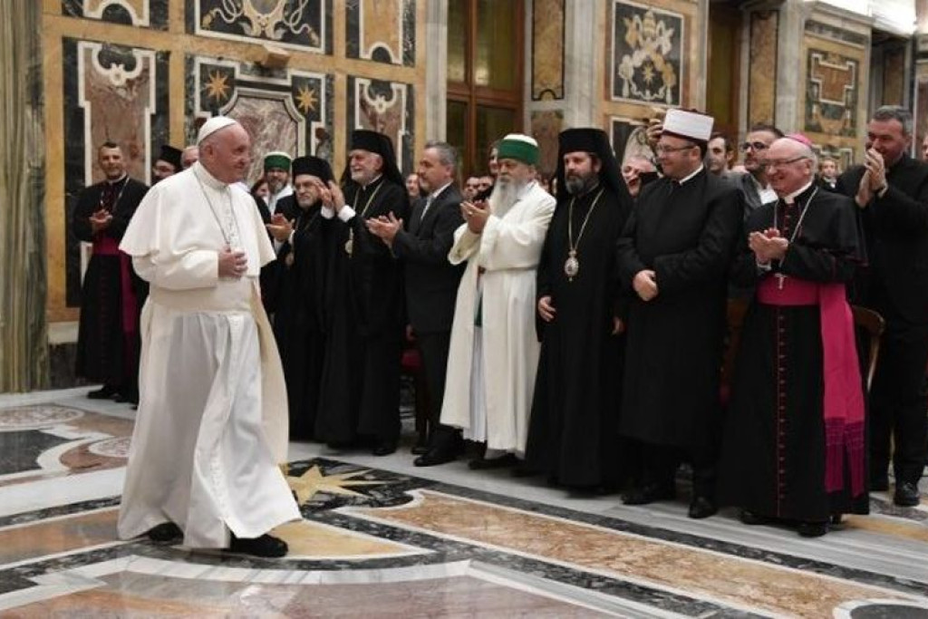 Paus Franciscus in 2018, tijdens een ontmoeting met een delegatie uit Albanië