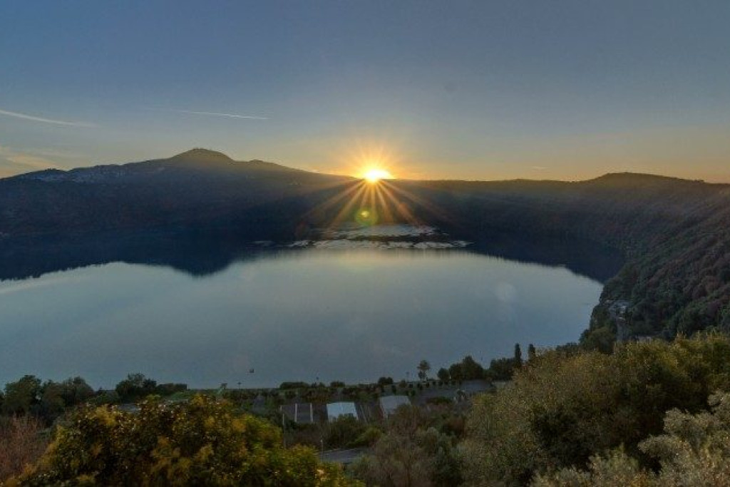 Het uitzicht vanuit de zomerresidentie op het Albanomeer