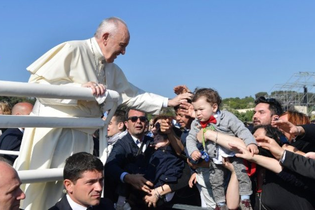 Paus Franciscus groet de gelovigen in Alessano