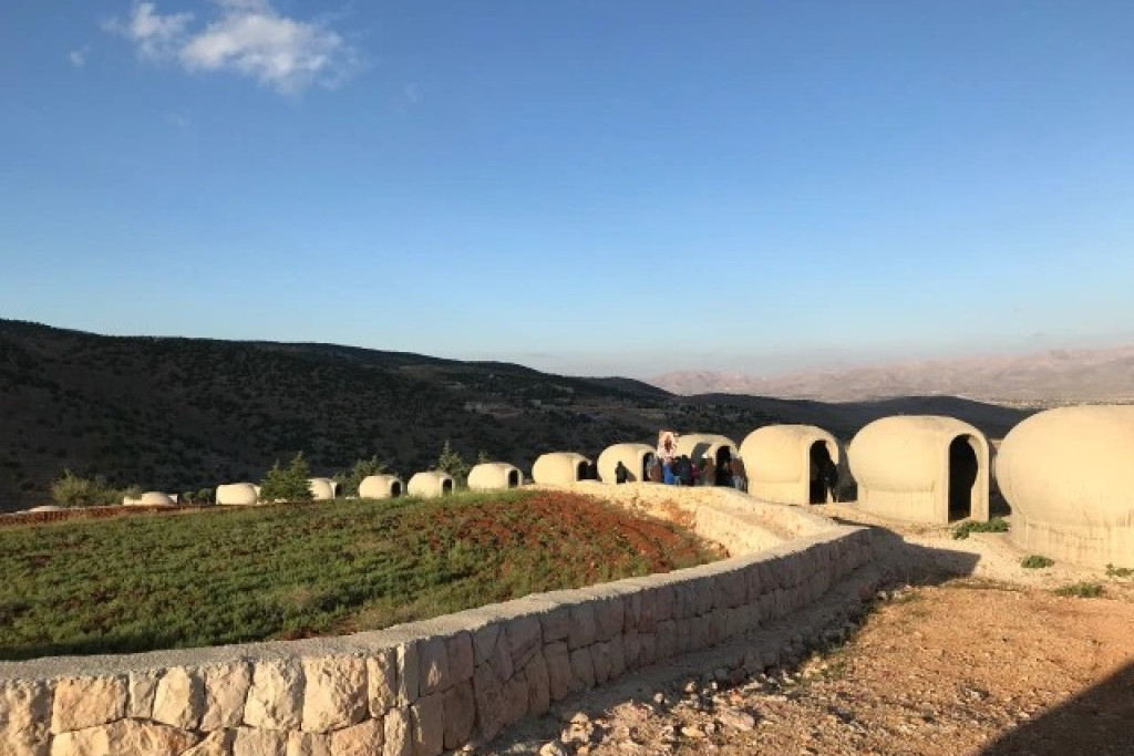 Rozenkrans van 600 meter in de Bekaavallei in Libanon. De parels van de rozenkrans worden gevormd door kapellen.