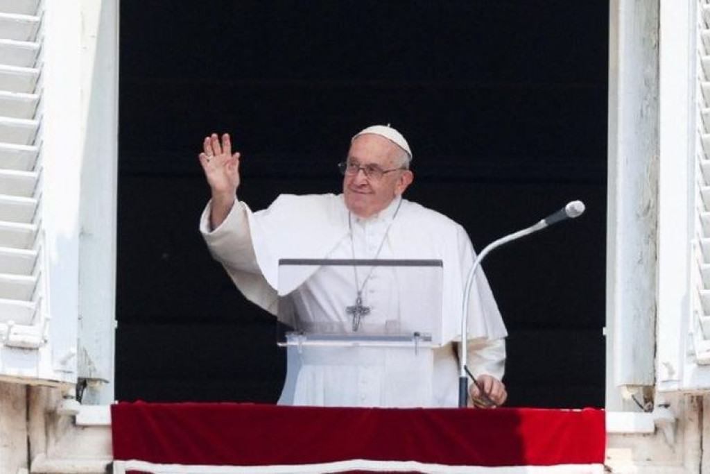 Paus Franciscus tijdens het angelus