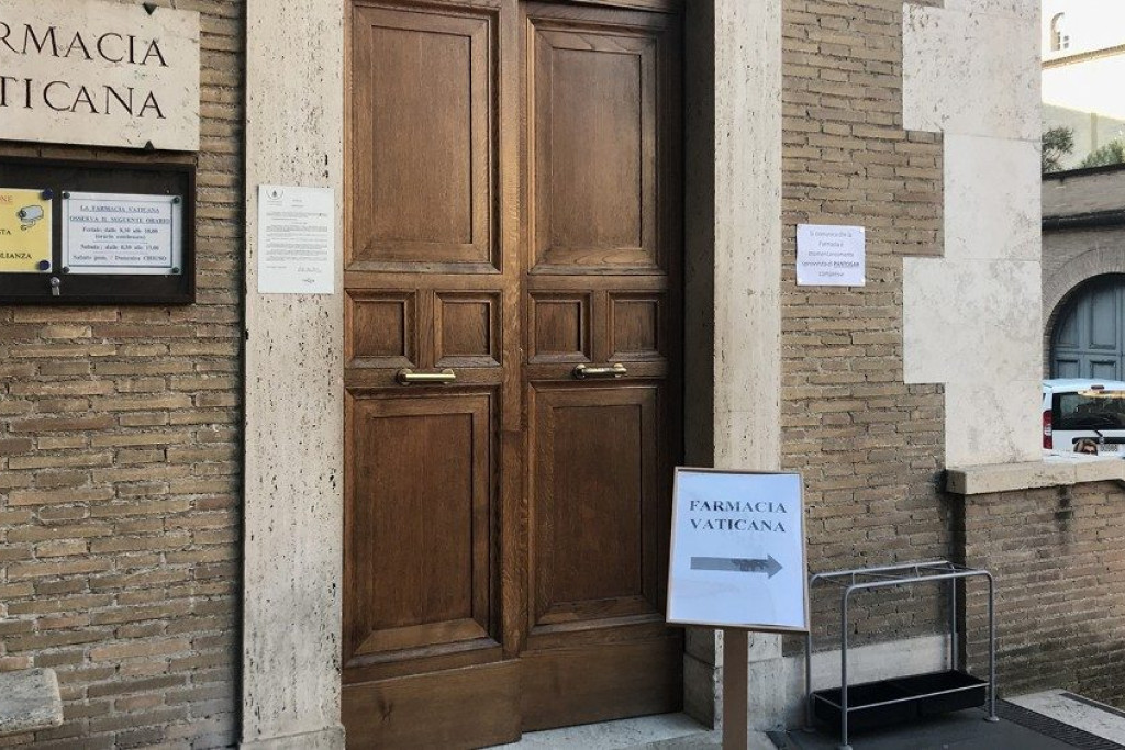 De oude toegang tot de apotheek van het Vaticaan.