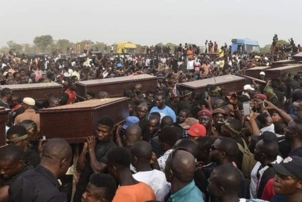 Uitvaart van slachtoffers van religieus geweld in Nigeria in april 2019