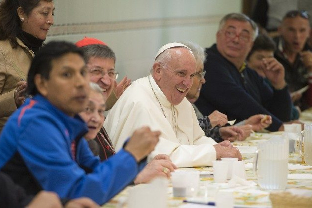 Paus Franciscus tijdens een maaltijd met armen in 2015