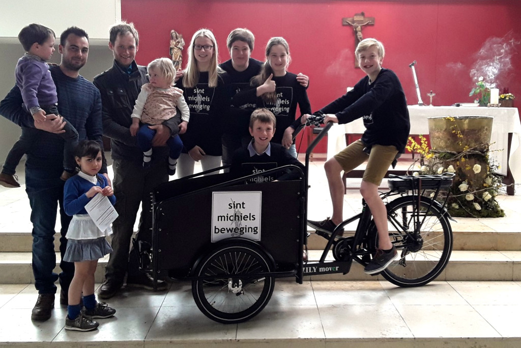 Met hun elektrische bakfiets brengen jongeren van de Sint-Michielsbeweging in Brugge, Gent en nu ook in Leuven voeding rond naar ouderen en behoeftigen.