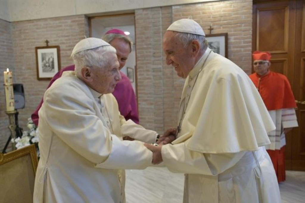 Paus Paus Franciscus met zijn emeritus paus Benedictus XVI