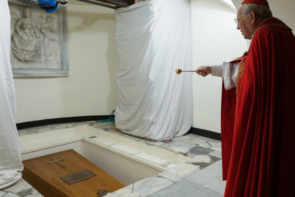 Kardinaal Giovanni Battista Re zegent de kist en het graf van emeritus paus Benedictus XVI 