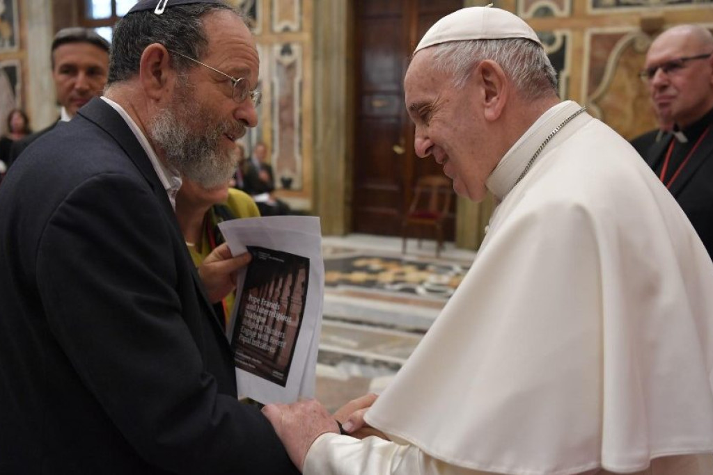 Paus Franciscus tijdens de ontmoeting met docenten en studenten van het Bijbelinstituut