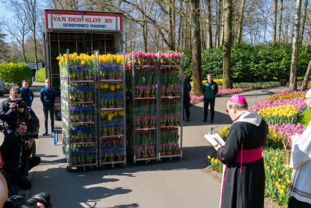 Bisschop Van den Hende zegent de bloemen voor het vertrek naar Rome
