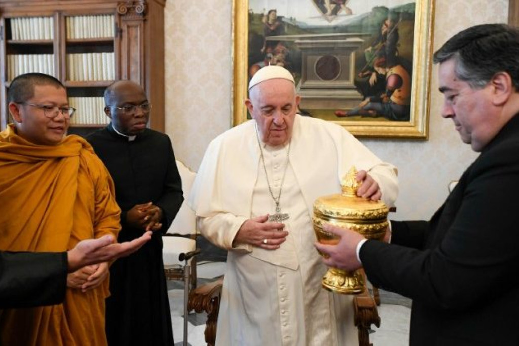 Boeddhistische leiders uit Cambodja bij paus Franciscus