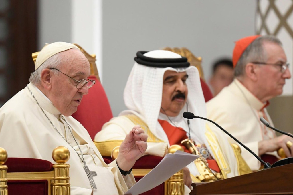Paus Franciscus spreekt de religieuze leiders toe