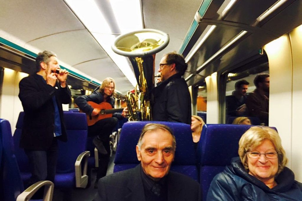 Reizigers krijgen een onverwacht muziekconcert