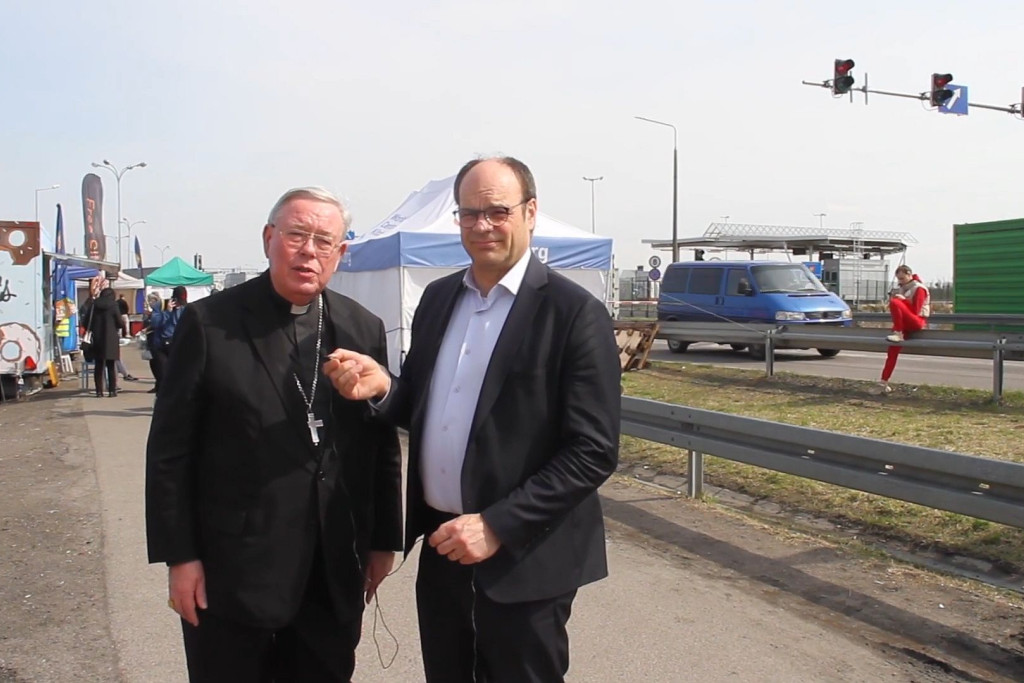 CEK-voorzitter Christian Krieger en kardinaal Jean-Claude Hollerich sj aan de Pools-Oekraïinse grens