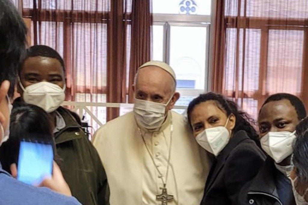 Franciscus bezoekt het vaccinatiecentrum van het Vaticaan tijdens de Covid-periode.