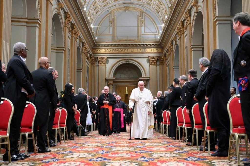 Paus Franciscus tijdens zijn ontmoeting met diplomaten