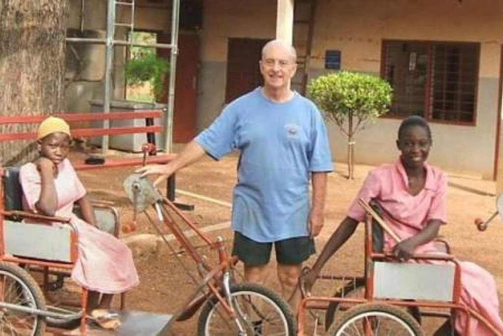 De Engelse witte pater Trevor Robinson bouwt rolstoelfietsen voor jonge en volwassen gehandicapten in de Ghanese stad Tamale.