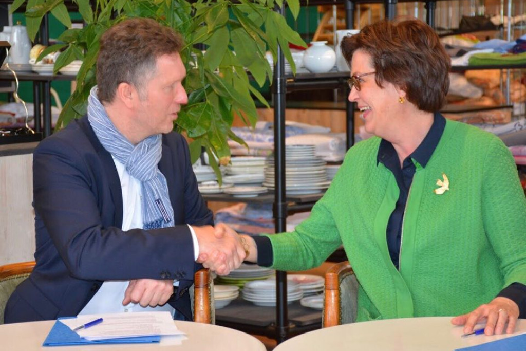 Sant'Egidiovoorzitter Hilde Kieboom en Kurt Van der Herten, voorzitter van de Raad van Bestuur van Kringwinkel
