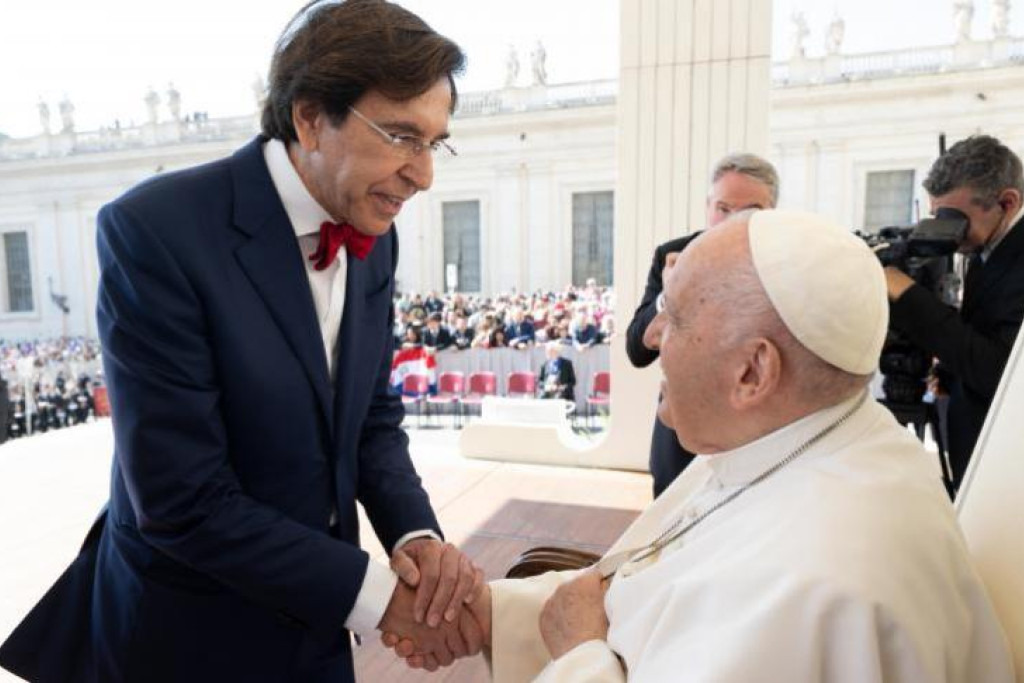 Elio Di Rupo ontmoet paus Franciscus op het Sint-Pietersplein.