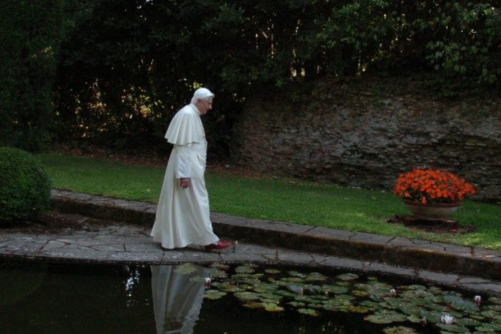 De emeritus paus in de tuinen van het Vaticaan