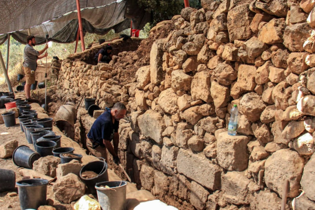 Archeologen graven de muren van Kiriath Yearim op