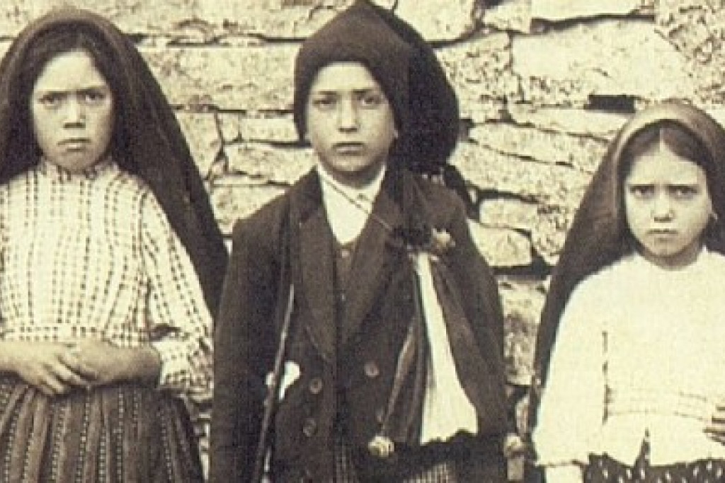 Lucia met haar neef Francisco en haar nicht Jacinta Marto in 1917
