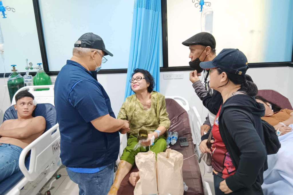 Gouverneur Mamintal Adiong Jr. van Lanao del Sur bezoekt slachtoffers van de bomaanslag van 3 december