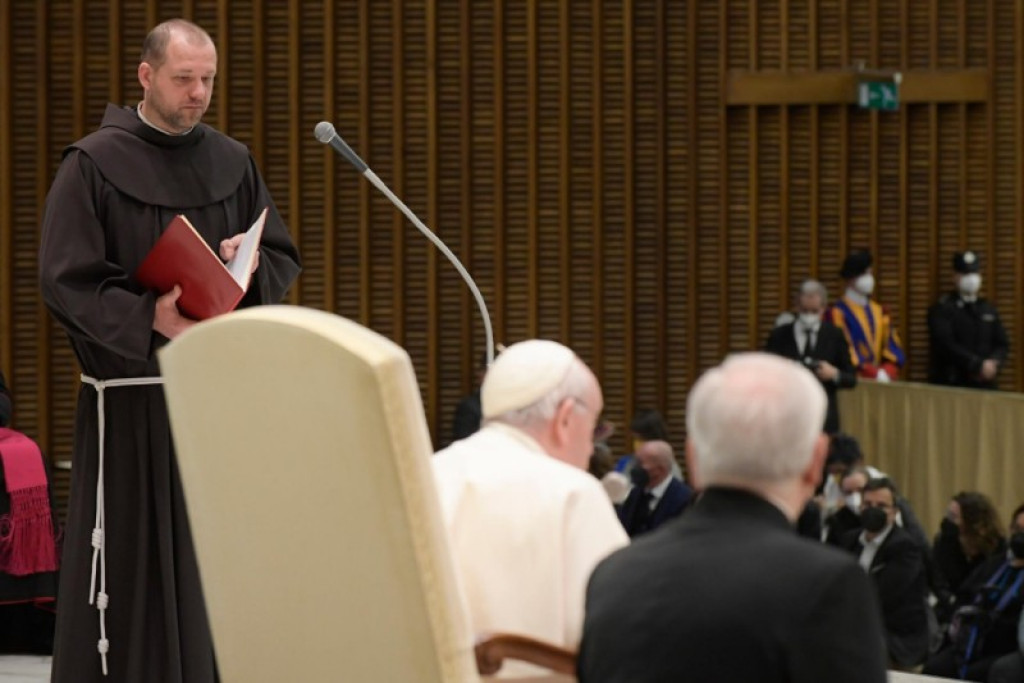 Franciscus vroeg applaus voor Oekraïense franciscaan die hem had ingeleid
