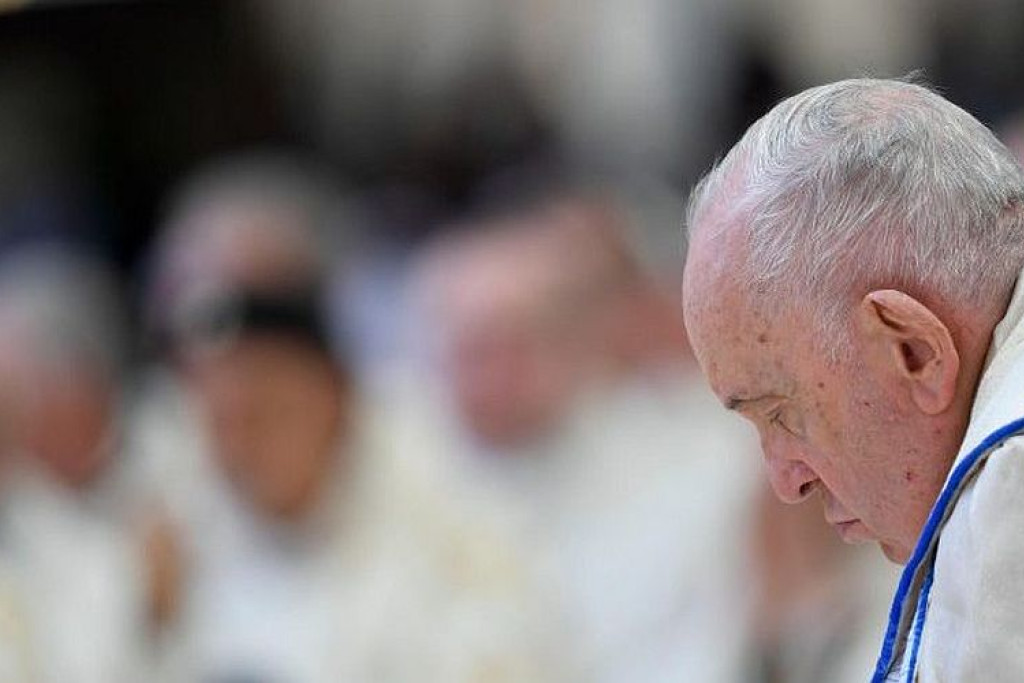 Paus Franciscus in gebed