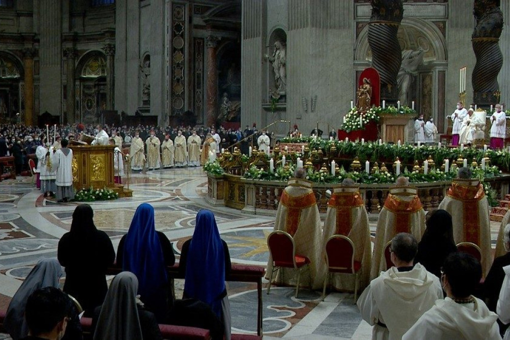 De paus viert met religieuzen in de Sint-Pietersbasiliek