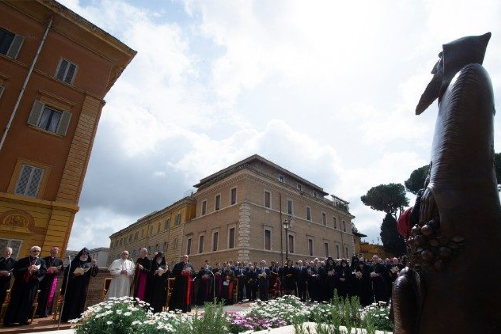 Het beeld van Gregorius van Narek in de tuin van het Vaticaan