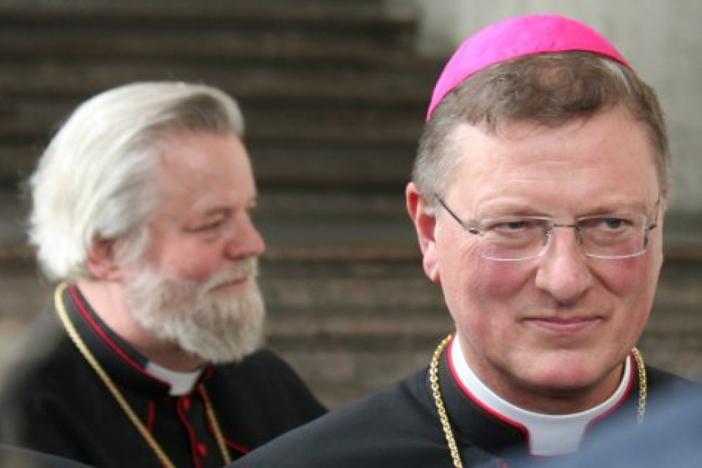 Mgr. J.W.M. Hendriks (r) en mgr. J. M. Punt (l)