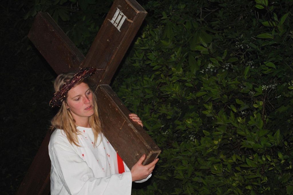 Mieke Vanheule neemt de rol van Jezus op zich.
