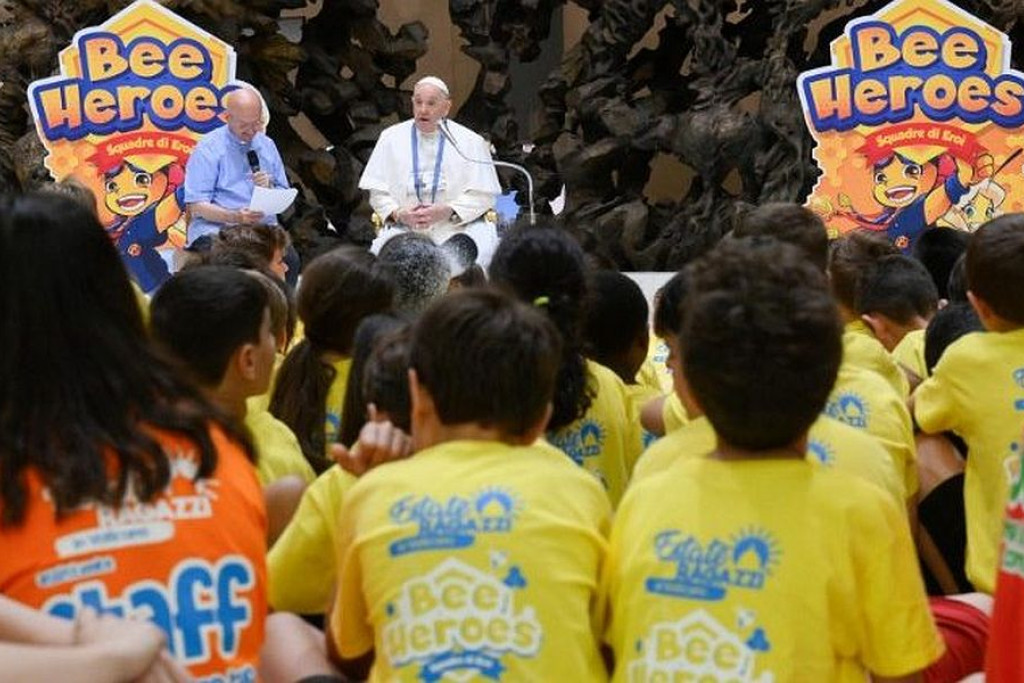Paus Franciscus tijdens een (eerdere) ontmoeting met jonge kinderen