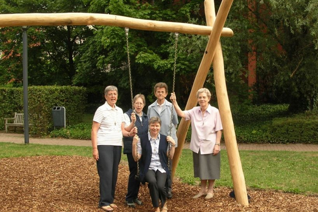 Het nieuwe bestuur: zr. Yvonne De Gryse (zittend), algemeen overste; (staande vlnr): zr. Karine Willems, zr. Mieke Van Assche, zr. Lieve Vervoort en zr. Louisa Thoelen.