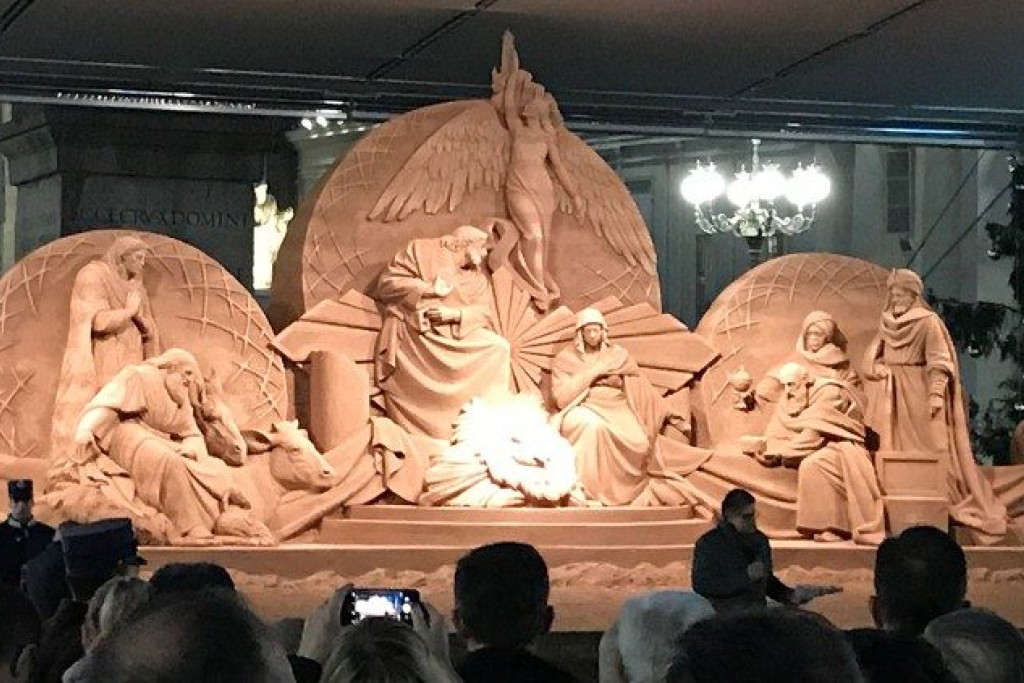 De kerststal in zand op het Sint-Pietersplein in Rome