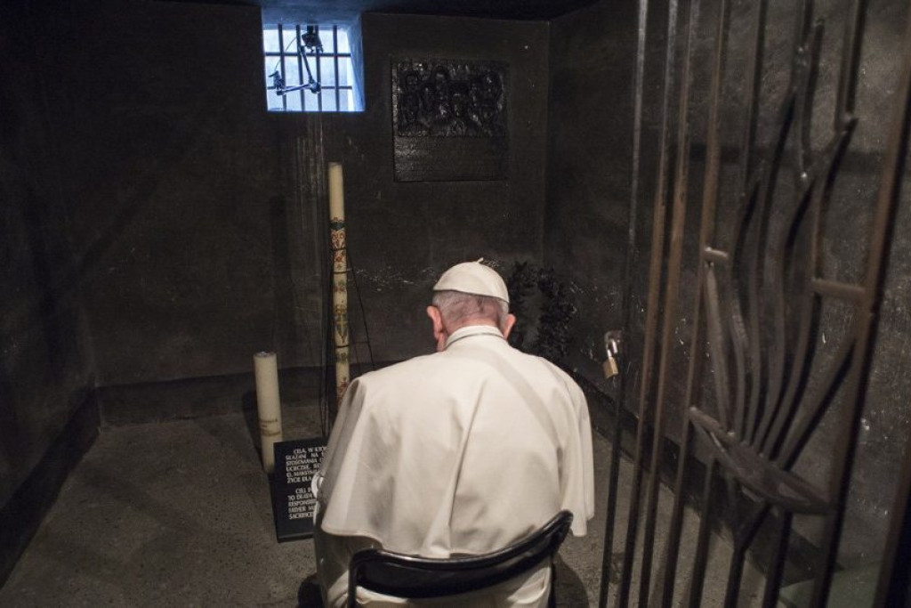 Paus Franciscus in de cel van Maximiliaan Maria Kolbe in Auschwitz