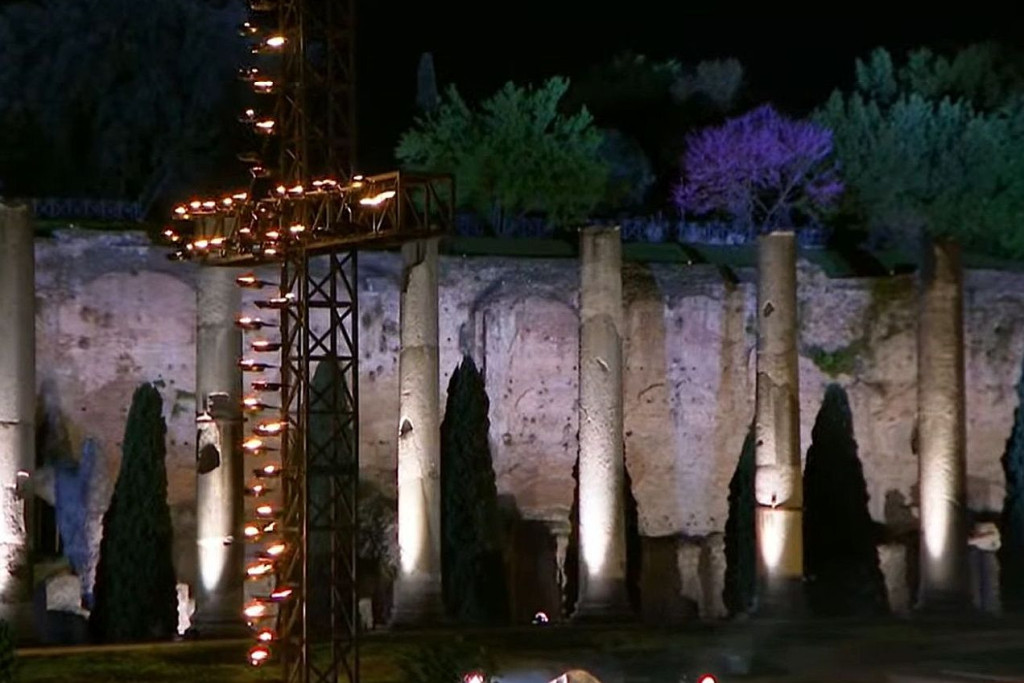 De kruisweg in het Colosseum van vrijdagavond