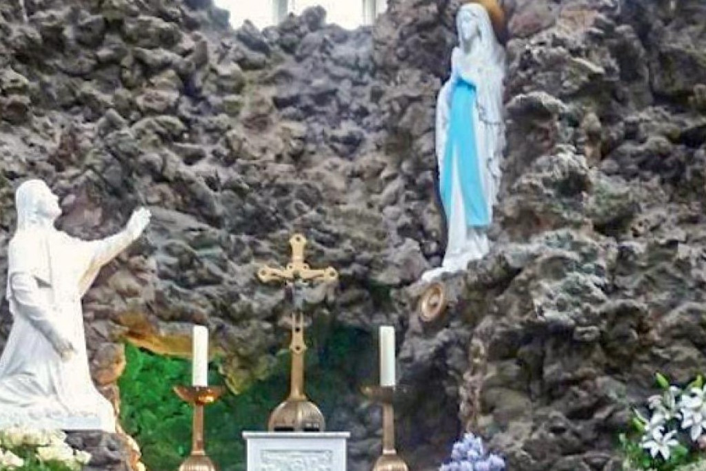In de Heilig Hartkerk van Vinkeveen is onder meer een Lourdesgrot nagebouwd met daarin een steen uit de echte grot in Lourdes