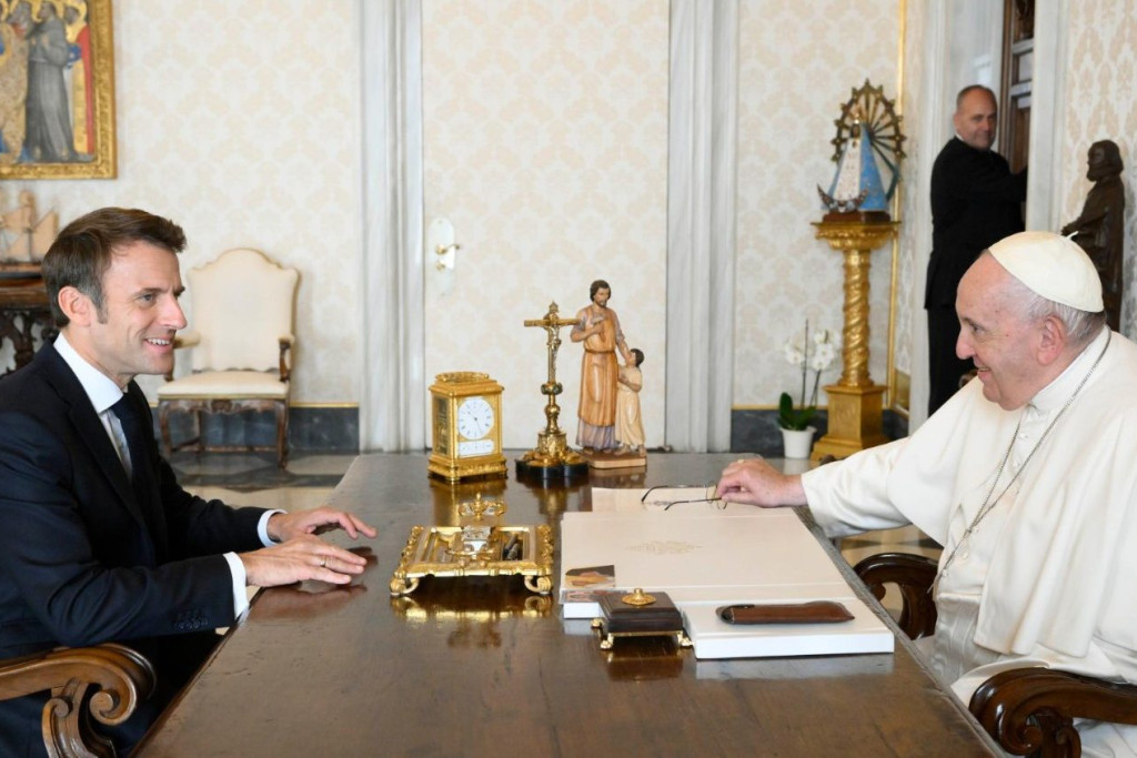 De Franse president Macron bij paus Franciscus