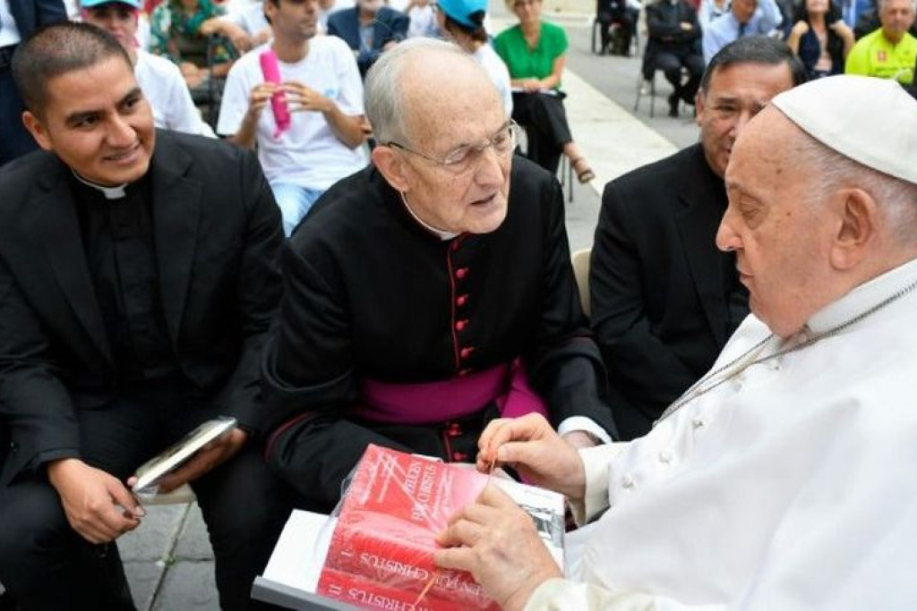 Franciscus ontvangt het martyrologium van de Duitse martelaren