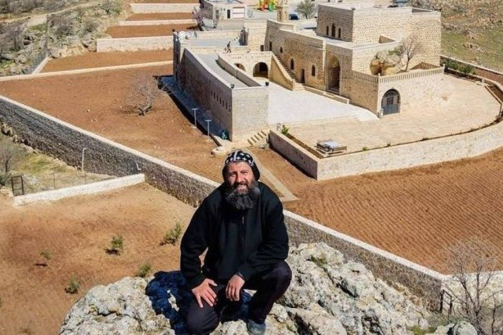 Syrische monnik buiten het klooster van Mor Yakub d'Karno in Turkije