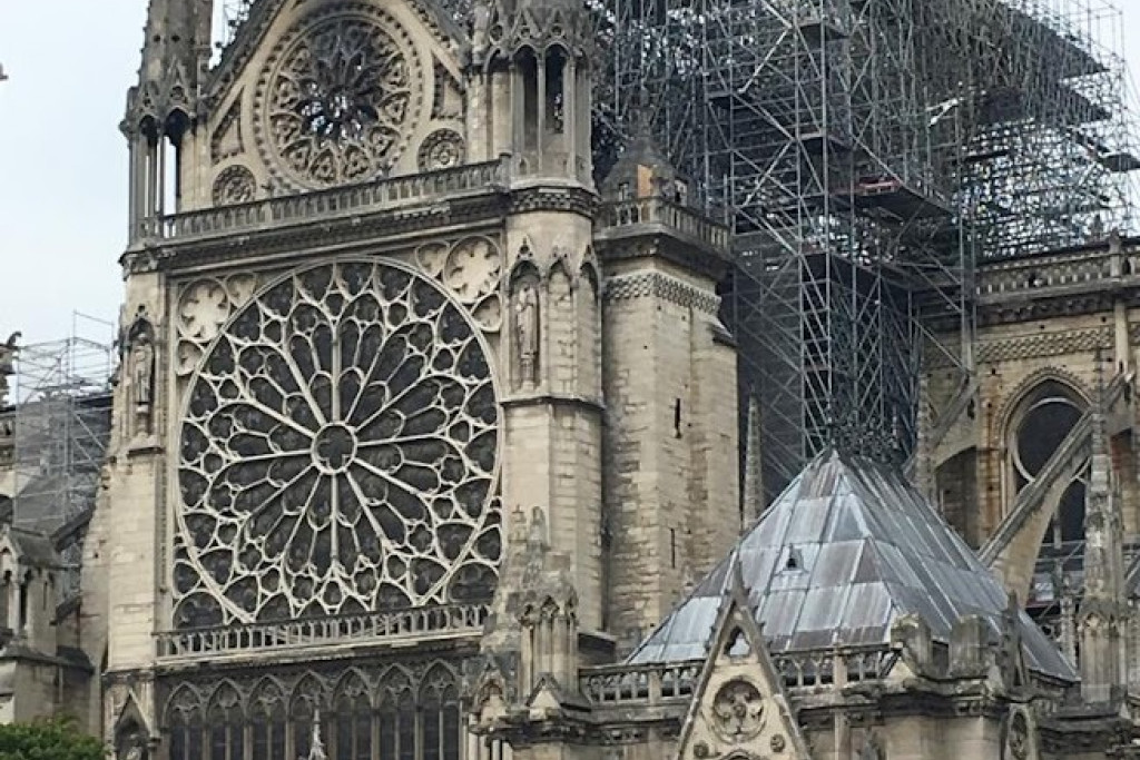 De Notre Damekathedraal, kort na de brand op 16 april